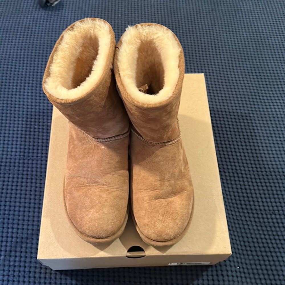 UGG short II classic  W new with box